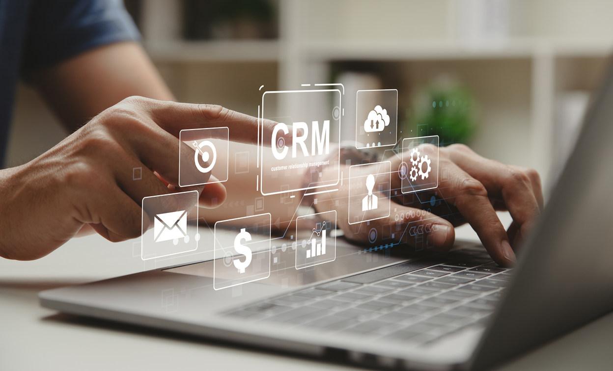 Personne utilisant CRM sur ordinateur portable
